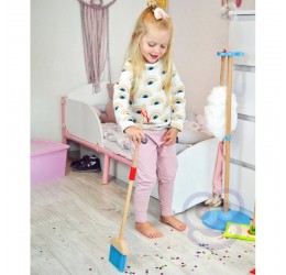 Vaikiškas valymo priemonių rinkinys iš medžio "Švara"