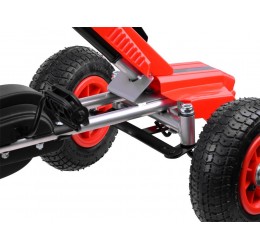 Go-kart raudonas sportinis automobilis