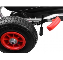 Go-kart raudonas sportinis automobilis