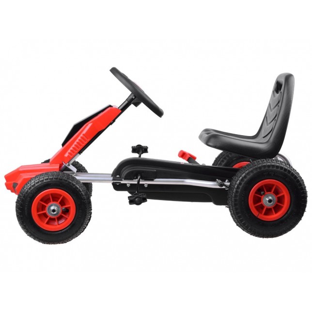 Go-kart raudonas sportinis automobilis