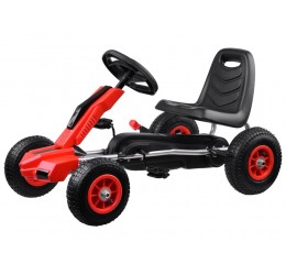 Go-kart raudonas sportinis automobilis
