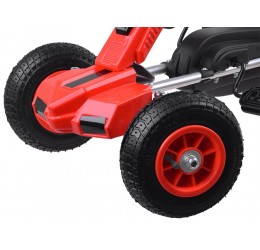 Go-kart raudonas sportinis automobilis