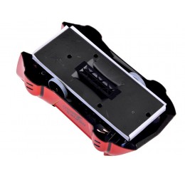 RC Automobilis važiuojantis ant sienos
