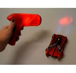 RC Automobilis važiuojantis ant sienos