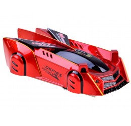 RC Automobilis važiuojantis ant sienos