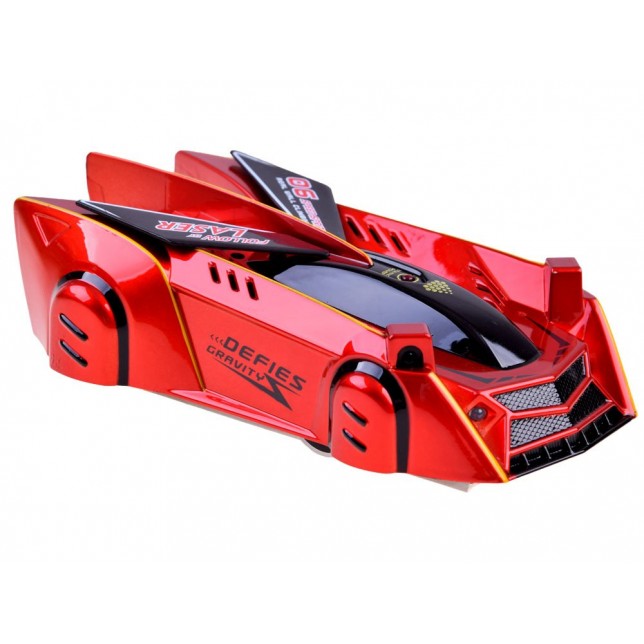 RC Automobilis važiuojantis ant sienos