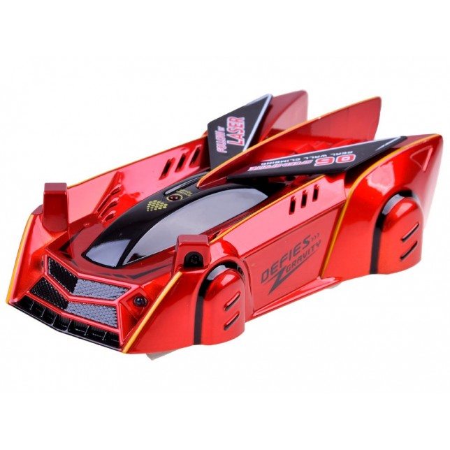 RC Automobilis važiuojantis ant sienos