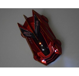 RC Automobilis važiuojantis ant sienos