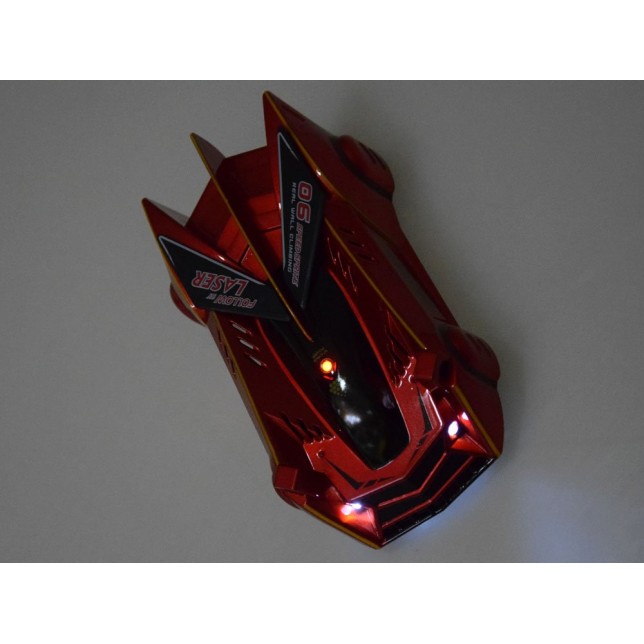RC Automobilis važiuojantis ant sienos