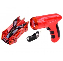 RC Automobilis važiuojantis ant sienos