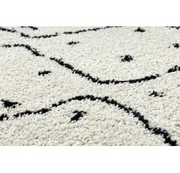 Boho stiliaus kilimas su raštais ir kutais