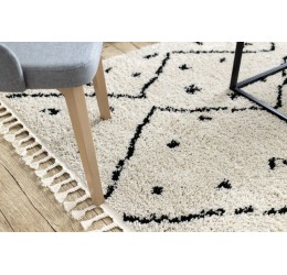 Boho stiliaus kilimas su raštais ir kutais