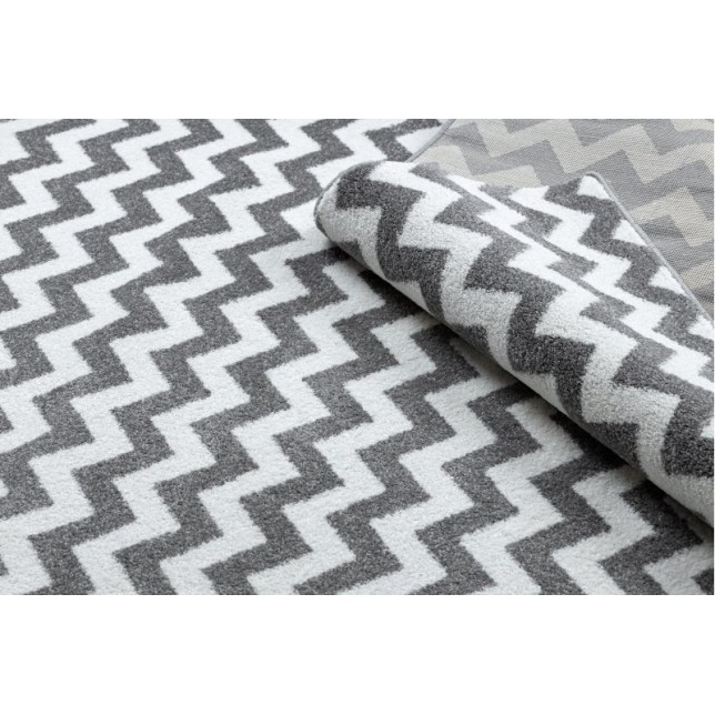 Pilkas kilimas margintas zigzago raštu