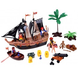 Piratų laivas su figūrėlėmis