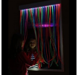Veidrodis su UV šviesos instaliacija