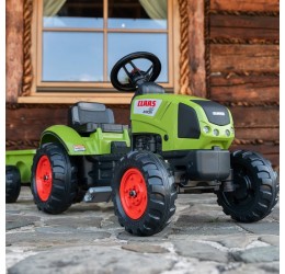 Žalias pedalais minamas Claas traktorius su priekaba