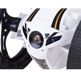 RC baltos spalvos triukinis automobilis