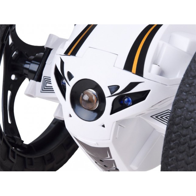 RC baltos spalvos triukinis automobilis