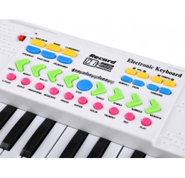 Baltas pianinas su mikrofonu