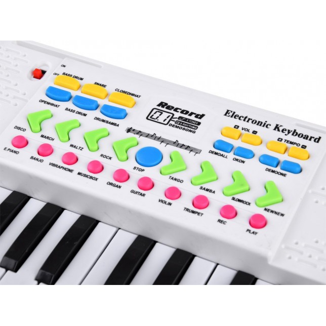 Baltas pianinas su mikrofonu