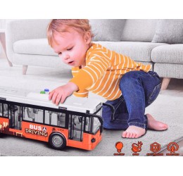 Oranžinis, didelis autobusas su šviesomis ir garsais