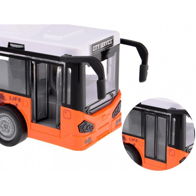 Oranžinis, didelis autobusas su šviesomis ir garsais