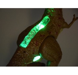 RC riaumojantis, garais kvėpuojantis dinozauras, rudas