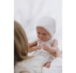 Reborn lėlytė - kūdikėlis su baltais rūbeliais ir pleduku