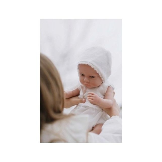 Reborn lėlytė - kūdikėlis su baltais rūbeliais ir pleduku