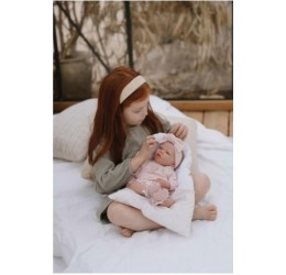 Reborn kūdikis su puošniais rožiniais rūbeliais, su pleduku