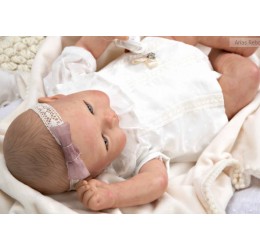 Reborn lėlytė puošniais baltais rūbeliais, su pleduku