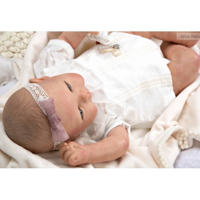 Reborn lėlytė puošniais baltais rūbeliais, su pleduku