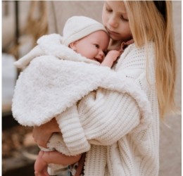 Arias Reborn kūdikėlis su kreminiais rūbeliais ir pleduku