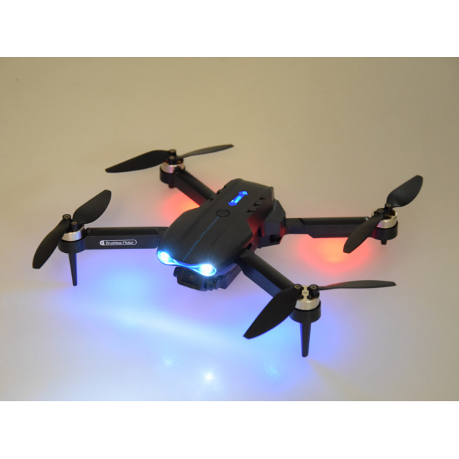 RC dronas dėžutėje