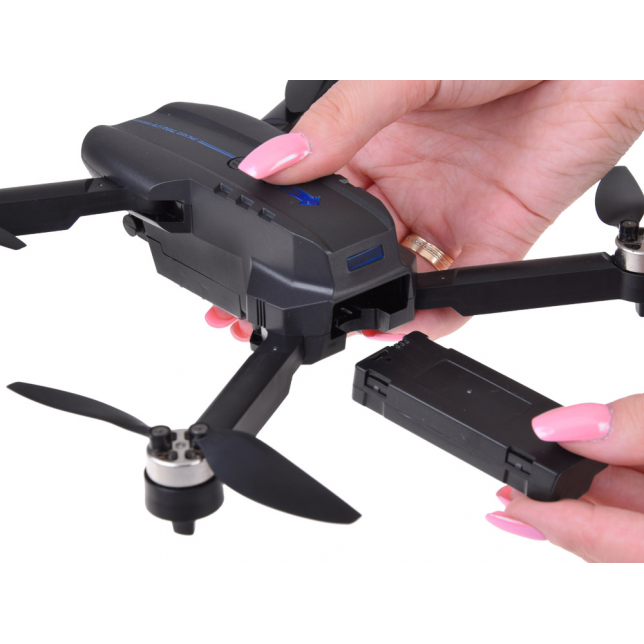 RC dronas dėžutėje