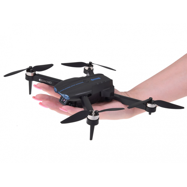 RC dronas dėžutėje