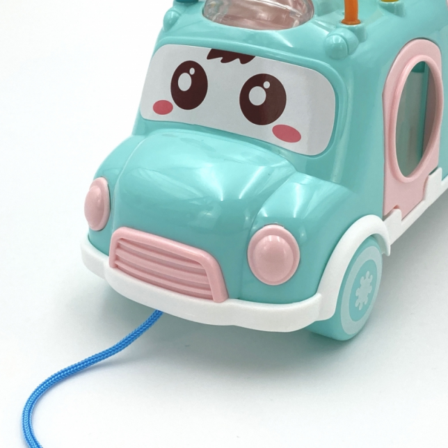 Rožinis muzikinis autobusas su priedais