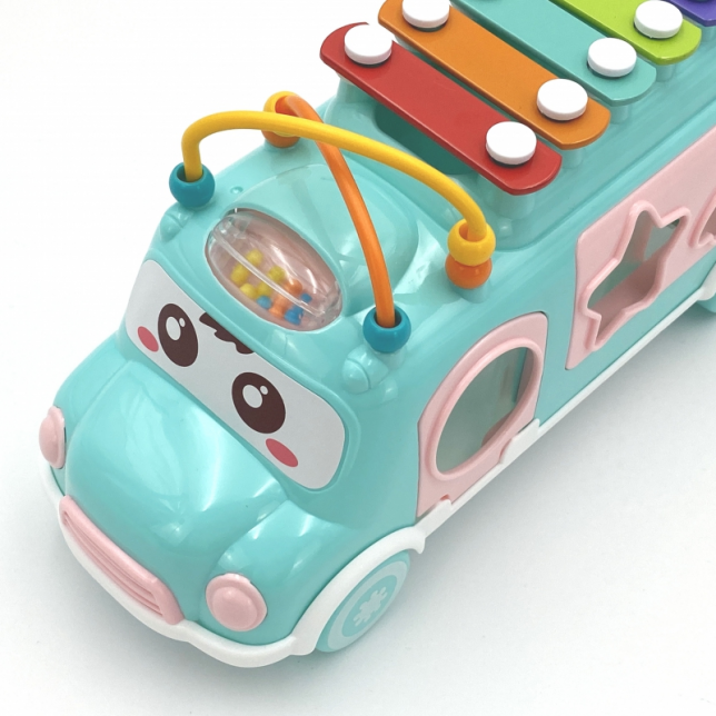 Rožinis muzikinis autobusas su priedais