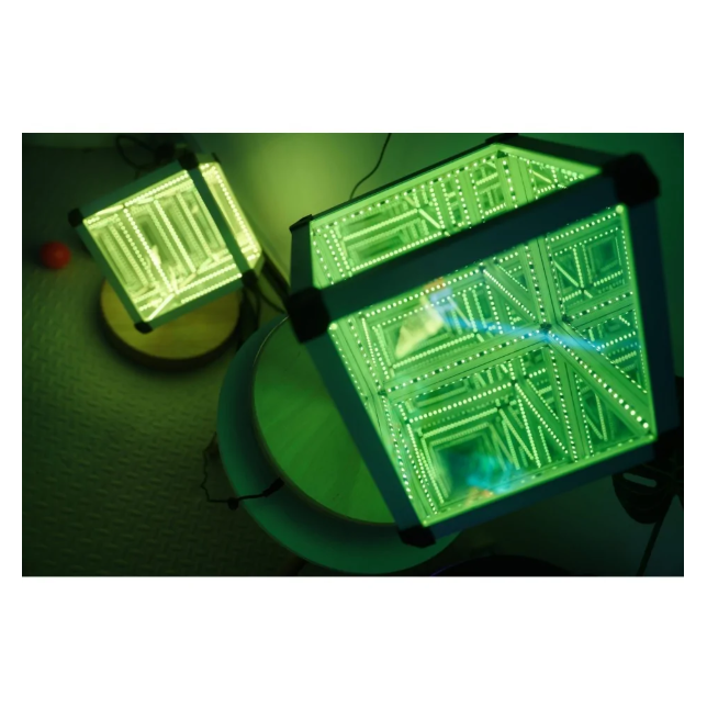 Šviečiantis LED kubas 25 cm
