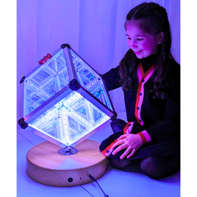 Šviečiantis LED kubas 25 cm