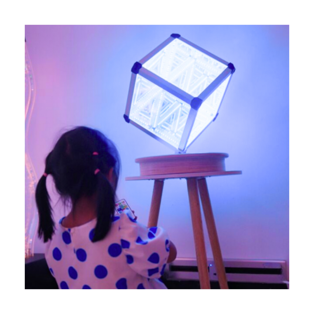 Šviečiantis LED kubas 25 cm