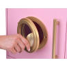 Interaktyvi didelė medinė virtuvė su auksinėmis detalėmis ir kavos aparatu