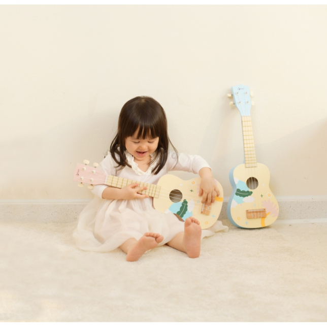 Rožinė medinė ukulele iš „Classic World“