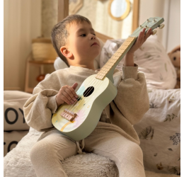 Rožinė medinė ukulele iš „Classic World“