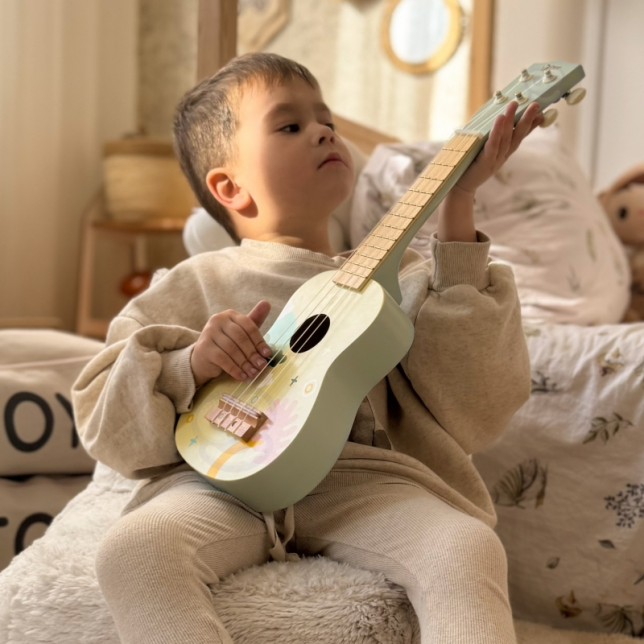 Rožinė medinė ukulele iš „Classic World“