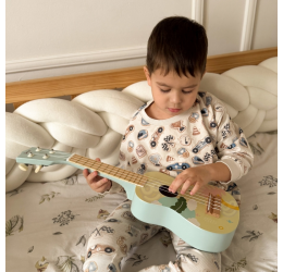Rožinė medinė ukulele iš „Classic World“