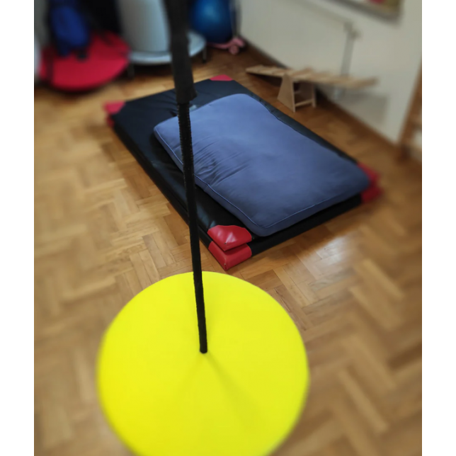 Apvali sūpynė ant virvės