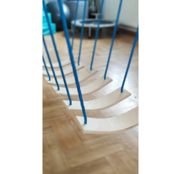 Terapinė pusiausvyros sija „Lenkti laipteliai“