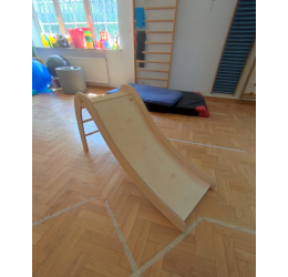 Laisvai stovinti lygi čiuožykla