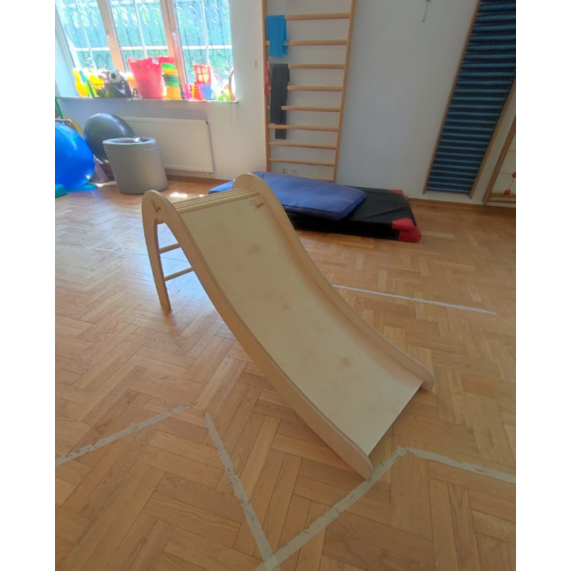 Laisvai stovinti lygi čiuožykla
